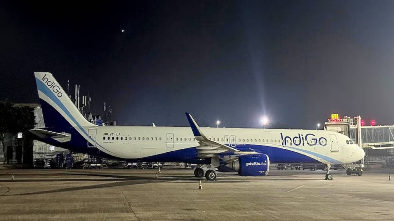 इंडिगो संकट: दिल्ली से आधी रात तक सभी डोमेस्टिक उड़ानें रद्द, हजारों यात्री परेशान