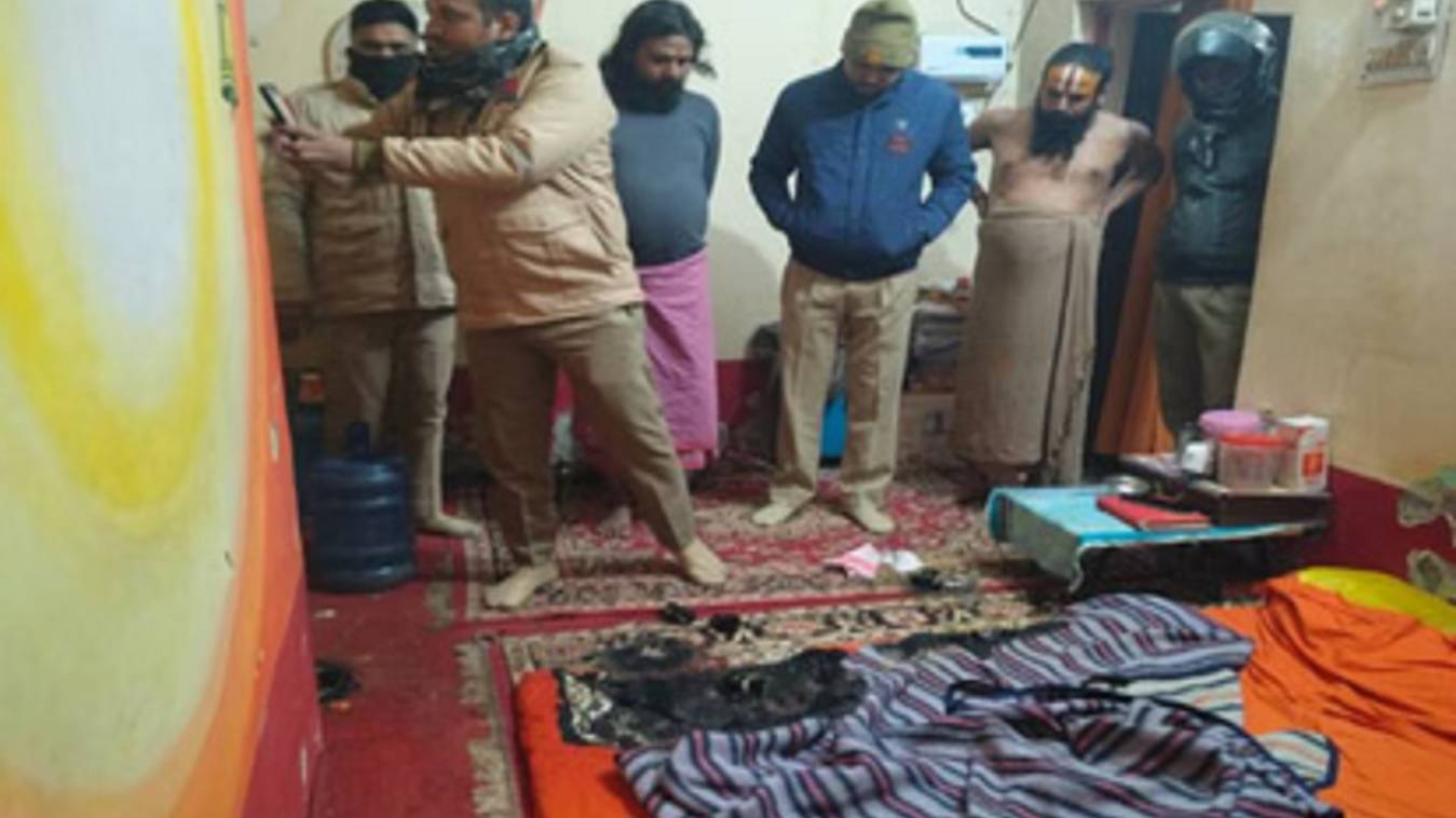आधी रात संत पर जानलेवा हमला, खिड़की काटकर आश्रम में लगाई गई आग; CCTV खंगाल रही पुलिस