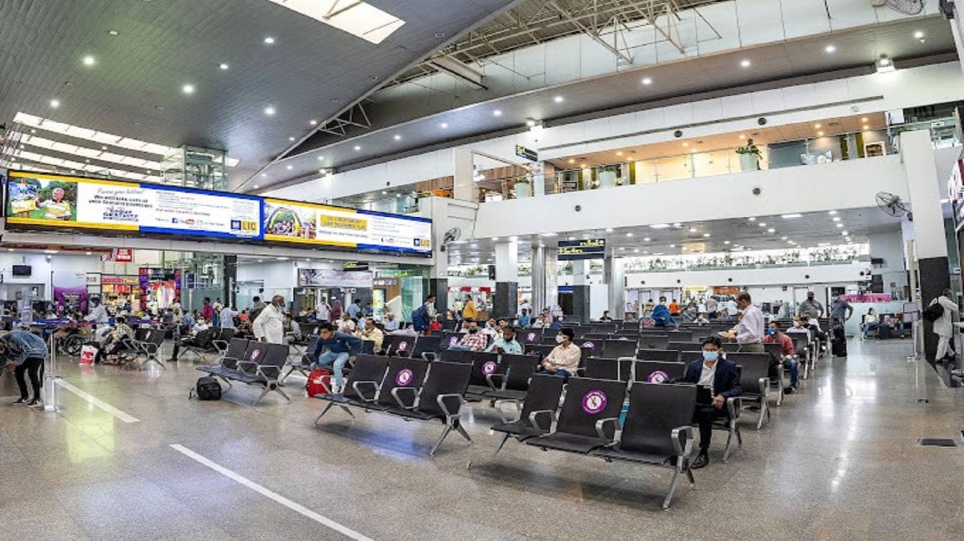 इंडिगो की उड़ानें रद्द, यात्री परेशान, रिफंड में भारी कटौती से बढ़ी नाराजगी