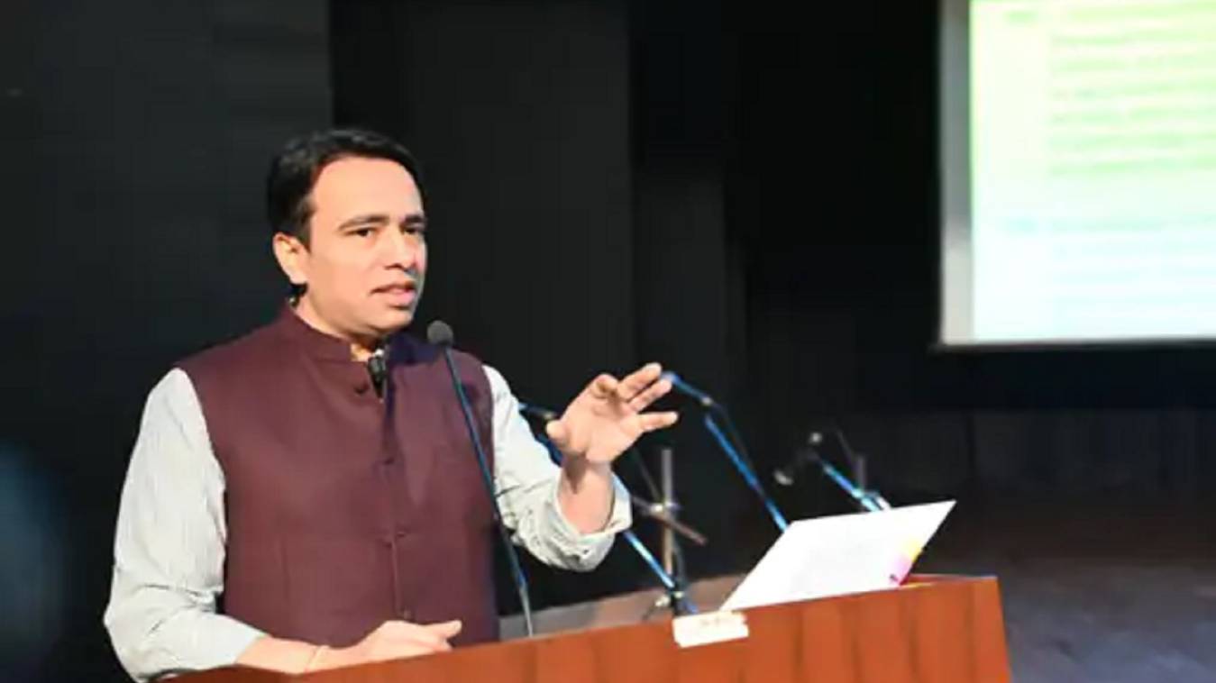 काशी तमिल संगमम-4 में शामिल हुए मंत्री, छात्रों ने सौंपा BHU अस्पताल की भ्रष्टाचार रिपोर्ट