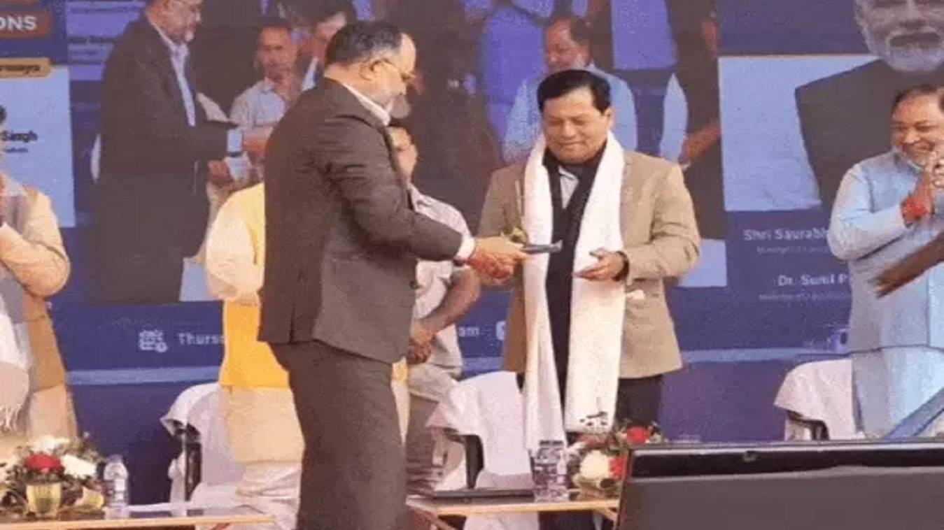 काशी से देश का पहला हाइड्रोजन जलयान रवाना, केंद्रीय मंत्री ने दिखाई हरी झंडी