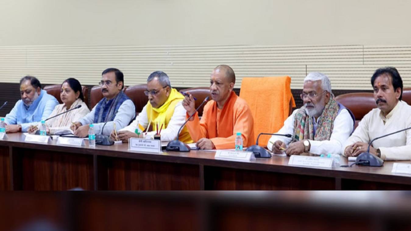 योगी आदित्यनाथ की वाराणसी में समीक्षा बैठक, पिस्टल कांड से लेकर कफ सिरप मामले पर सख्ती