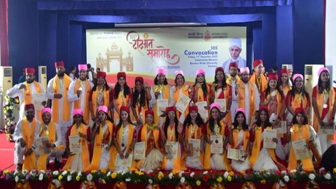 बीएचयू  : मेडल पाकर खिल उठे मेधावियों के चेहरे