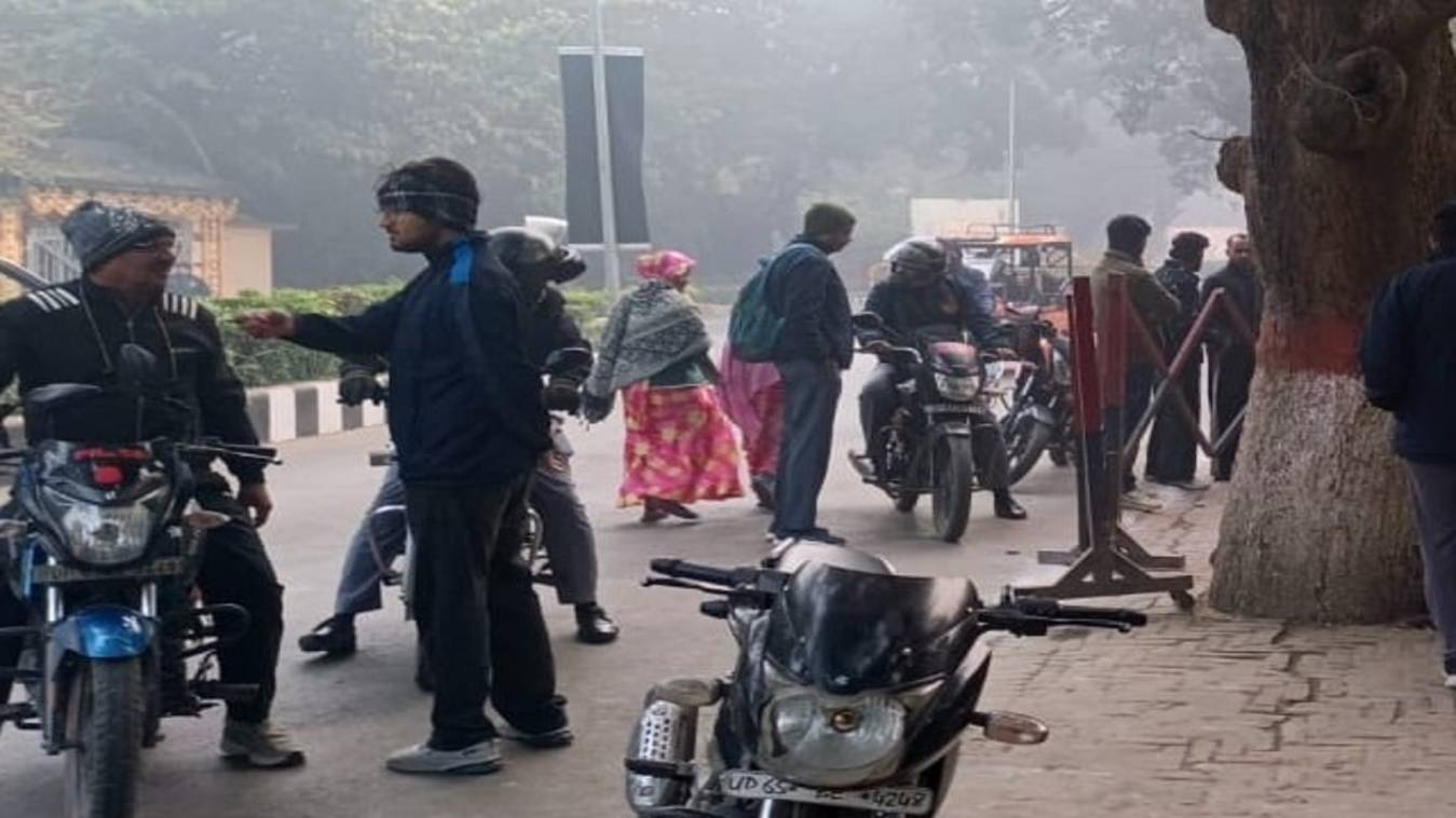 बीएचयू परिसर में देर रात दर्दनाक हादसा : तेज रफ्तार बाइक पेड़ से टकराई, एक छात्र की मौत, दो गंभीर रूप से घायल