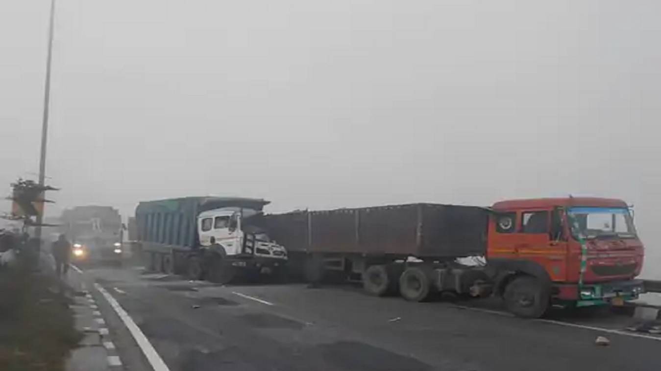 घने कोहरे में वाराणसी रिंग रोड पर तीन भारी वाहन भिड़े, टला बड़ा हादसा 