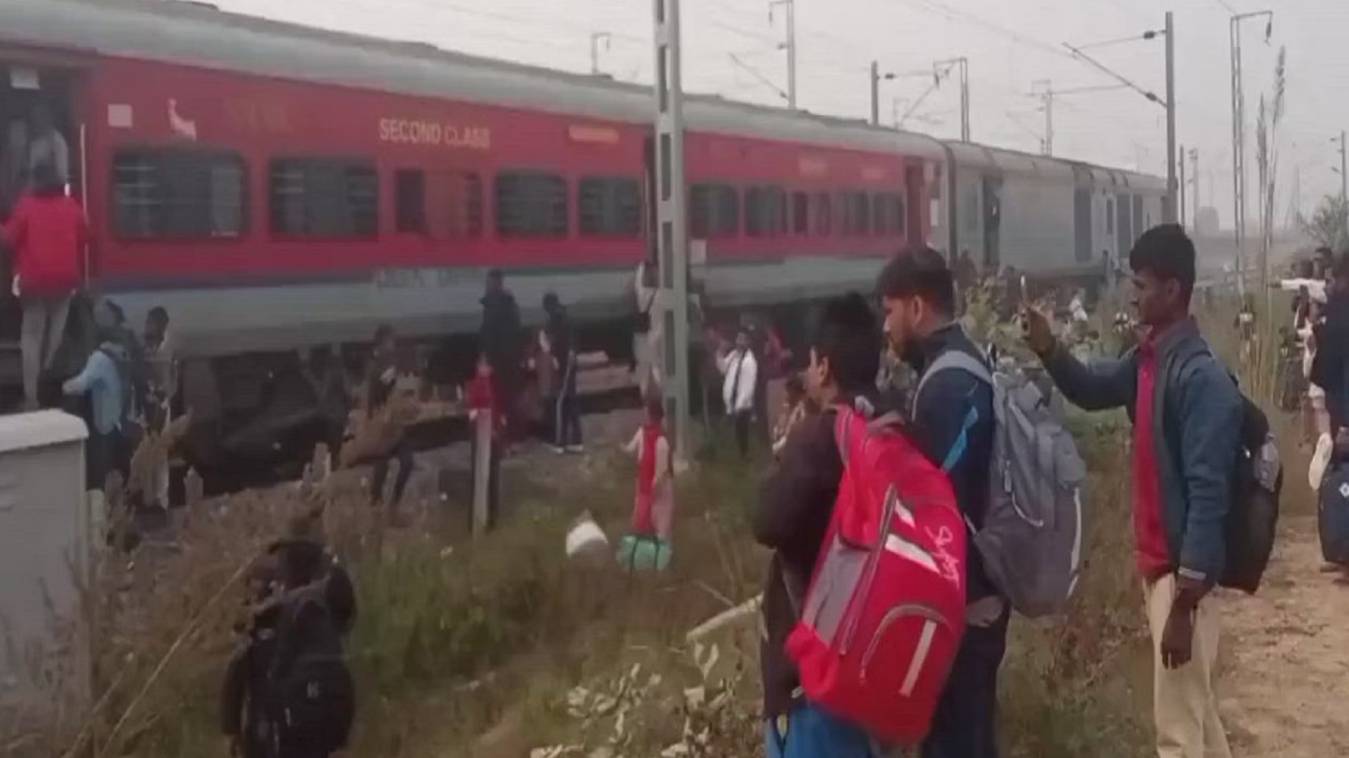 मगध एक्सप्रेस के जनरल कोच में धमाका, धुएं से मची भगदड़