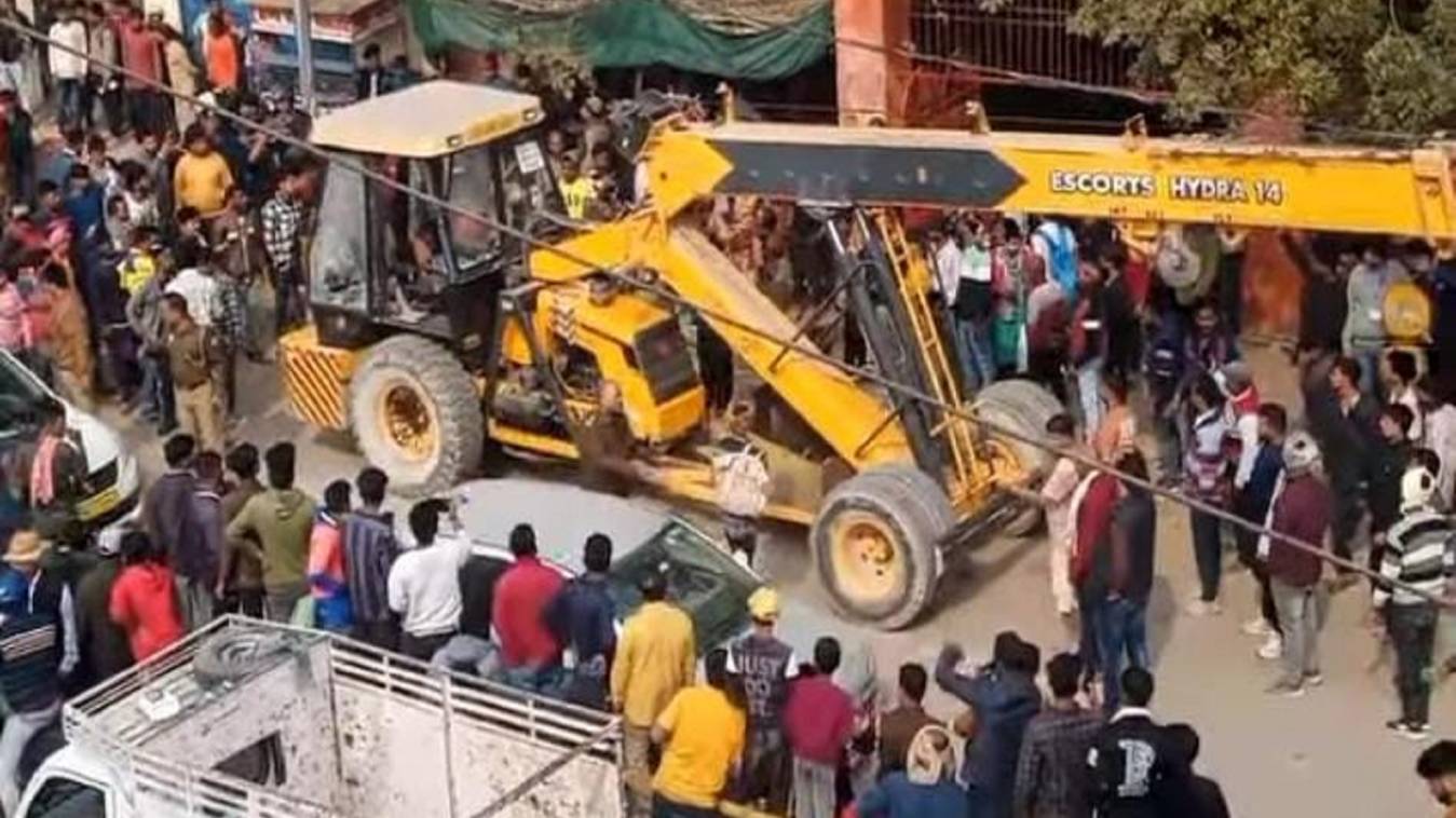 क्रेन से कुचलकर दस साल के बच्चे की मौत से कोहराम