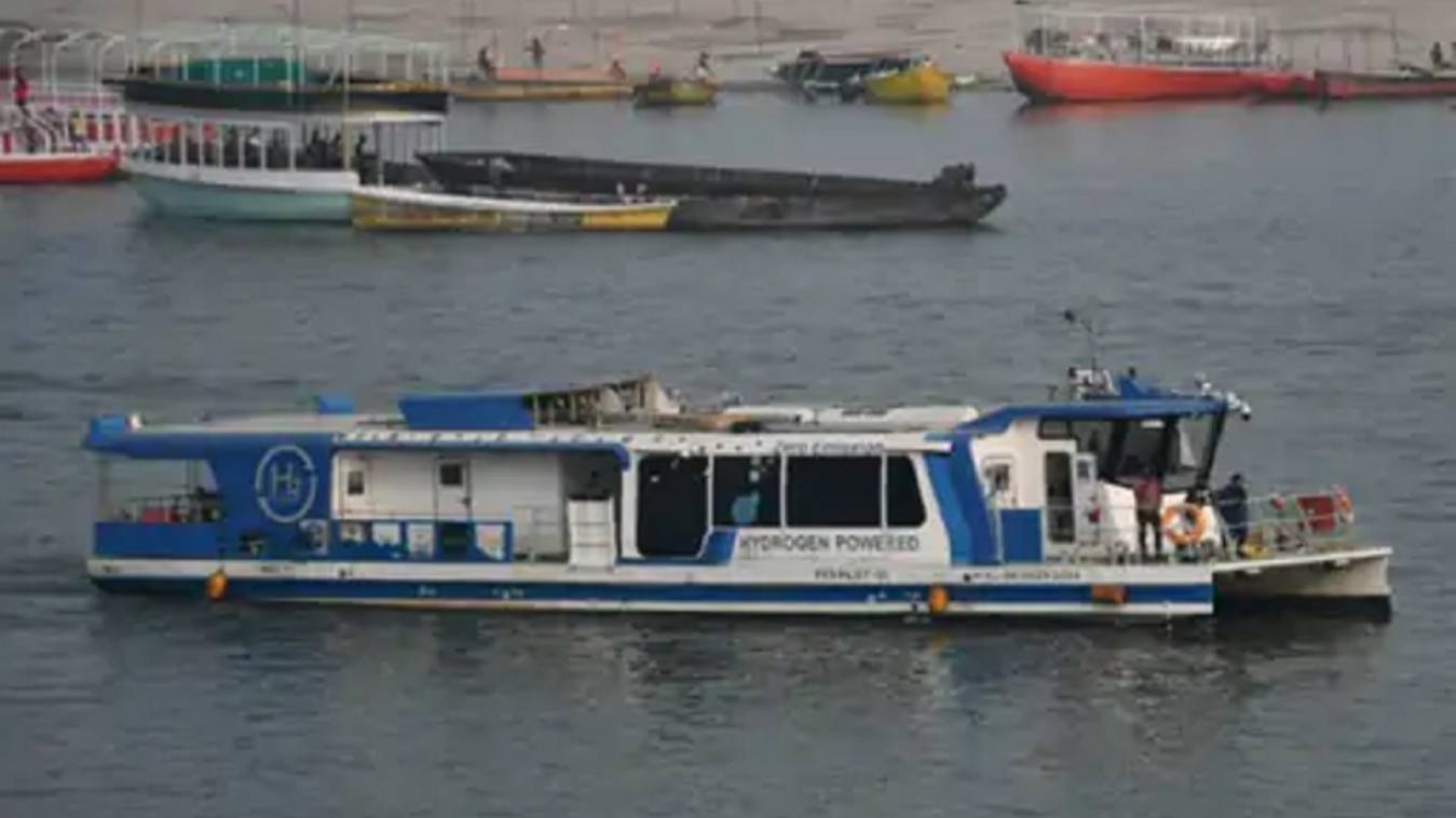 गंगा में हाइड्रोजन वाटर टैक्सी हादसे का शिकार, चप्पू नाव से टक्कर; चालक पर मुकदमा दर्ज