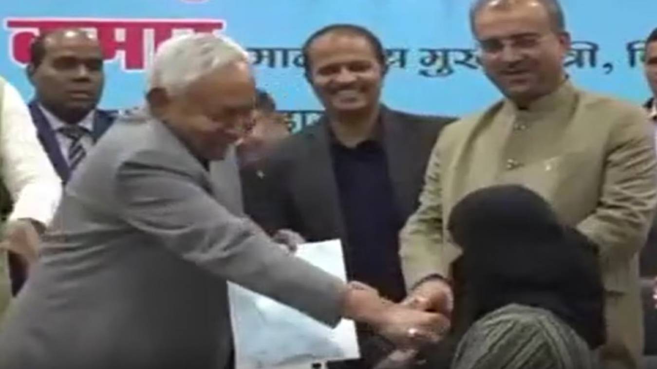 हिजाब, हुकूमत और बेहया ठहाके