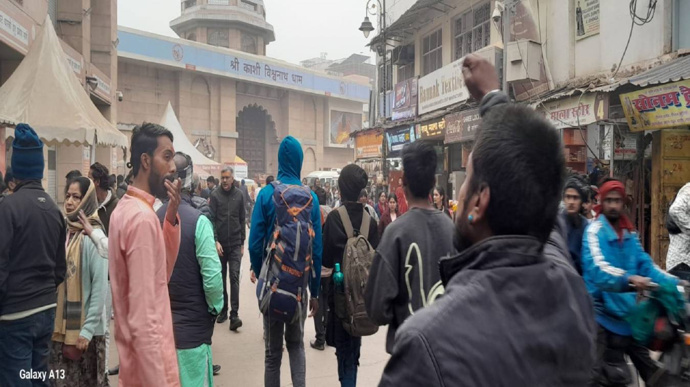 ज्ञानवापी रोड रोजाना बनता जा रहा वीआईपी गाड़ियों का स्टैण्ड