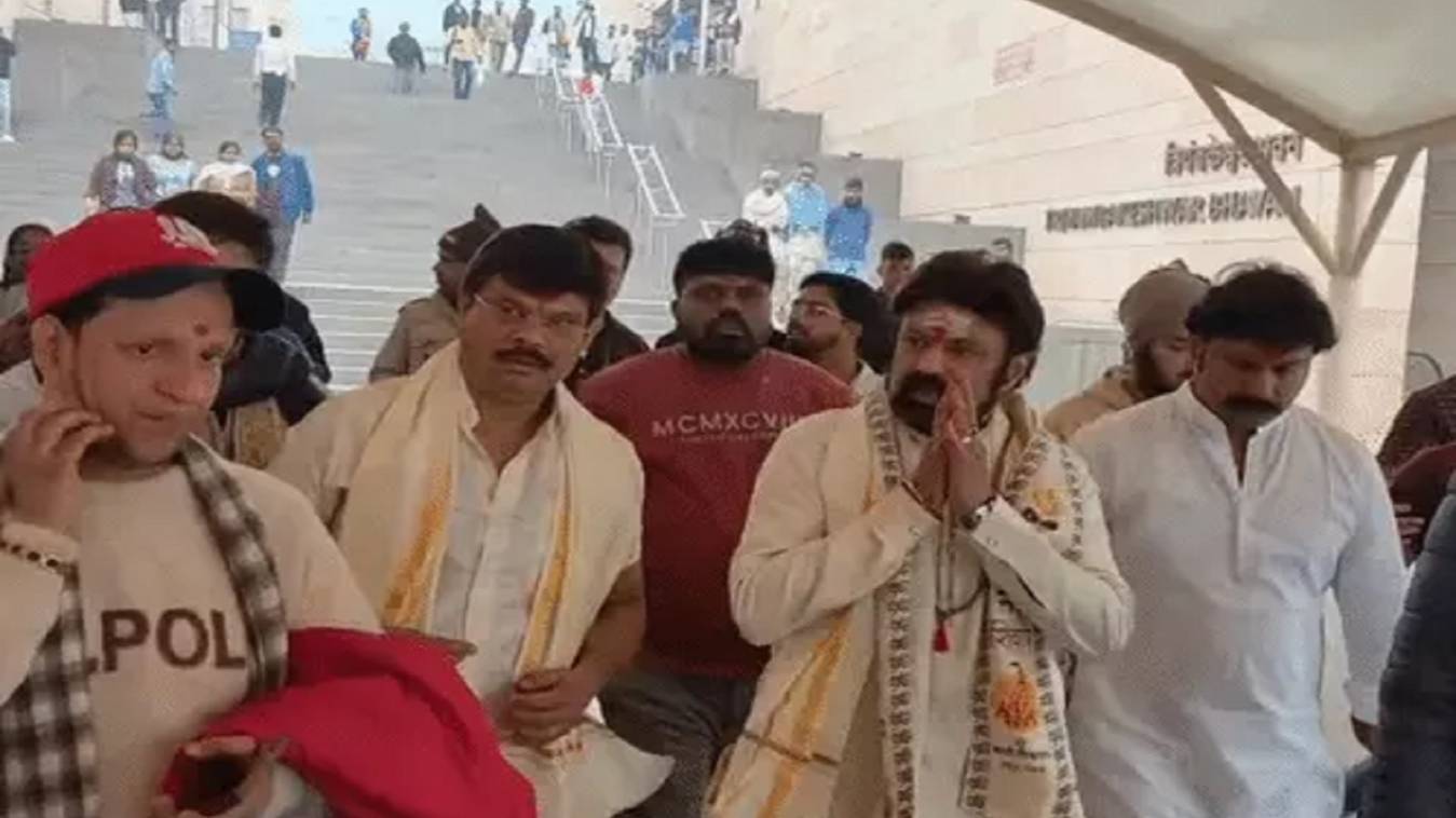 ‘अखंडा 2’ के प्रमोशन के लिए काशी पहुंचे सुपरस्टार नंदमुरी बालकृष्ण, बाबा विश्वनाथ के किए दर्शन