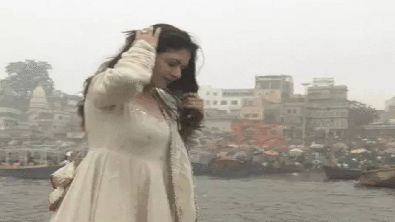 भाग्यश्री ने काशी की गलियों में किया बॉलीवुड स्टाइल टूर, मटर-गुगनी और गंगा की सैर संग!