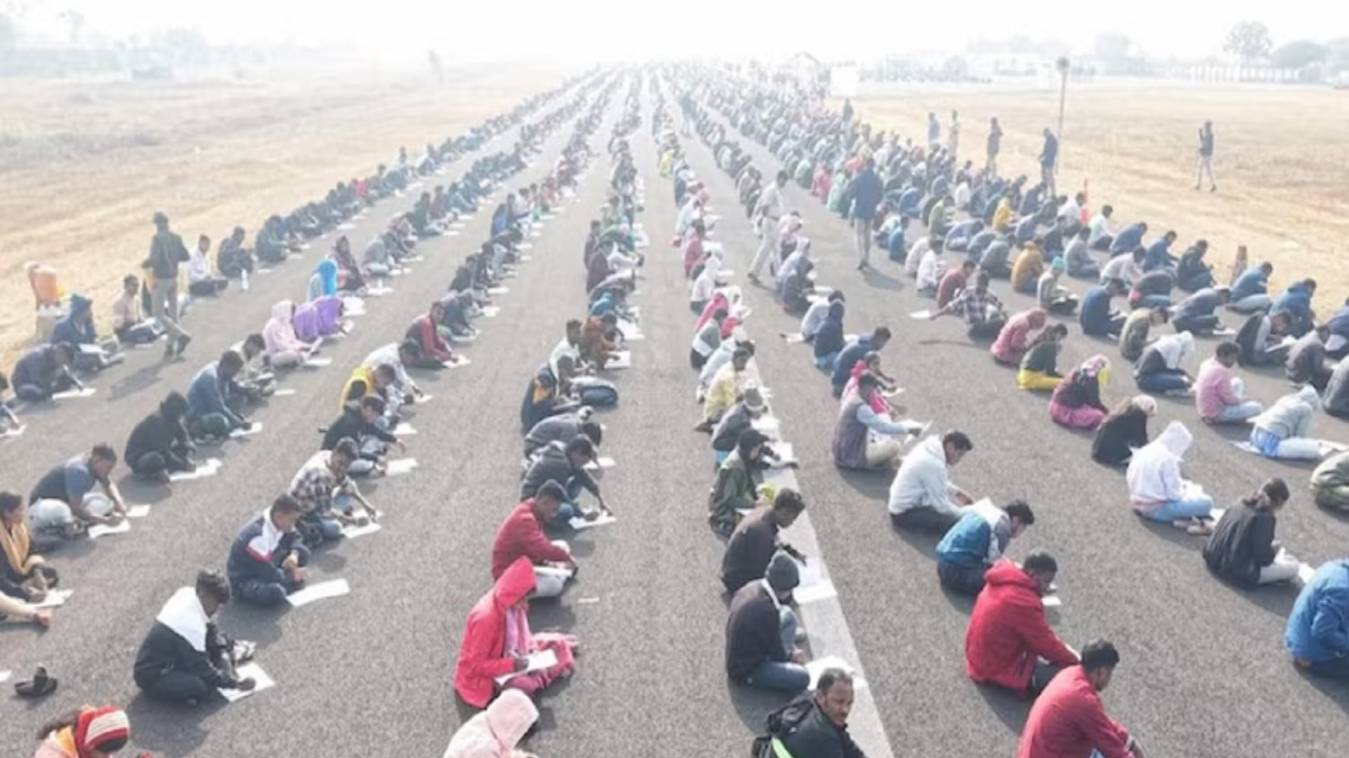 ओडिशा में होम गार्ड भर्ती ने खोली बेरोजगारी की पोल, 187 पदों के लिए 9 हजार उम्मीदवारों से रनवे बना परीक्षा केंद्र