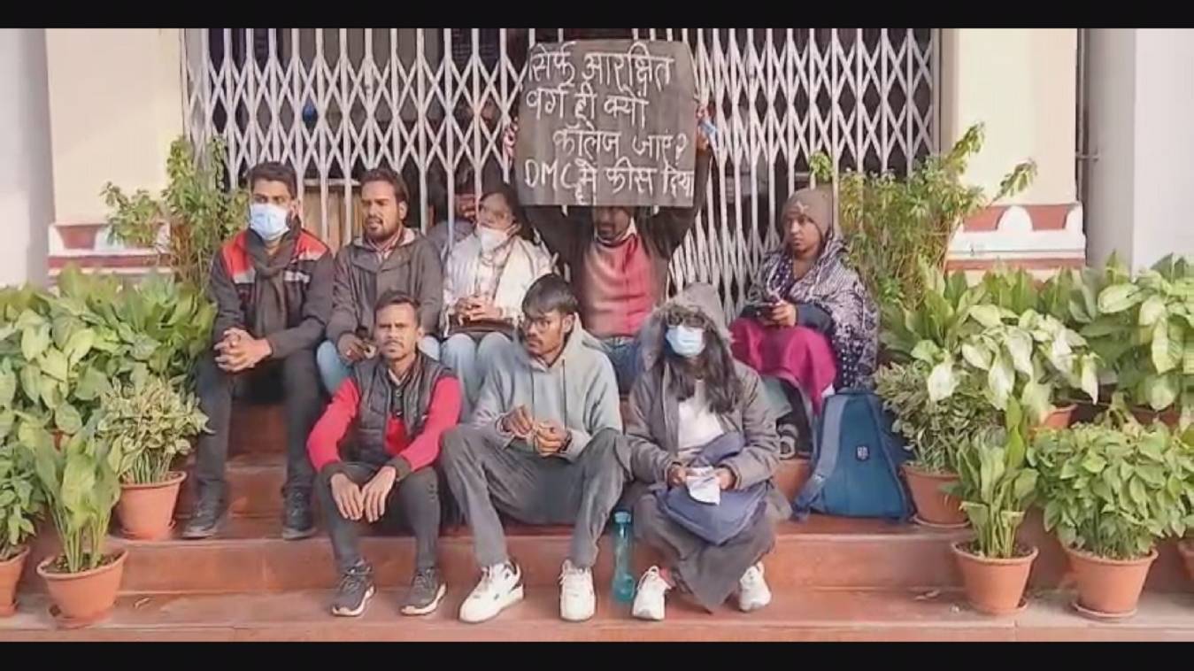 वाराणसी:  बीएचयू में पीएचडी शोध छात्रों का धरना, स्थानांतरण और आरक्षण उल्लंघन का आरोप