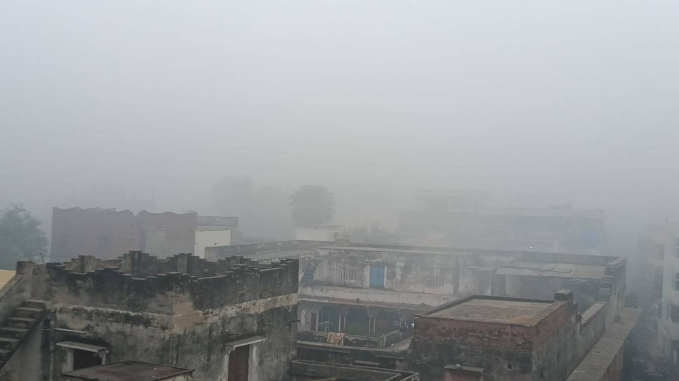 घने कोहरे और ठंड की गिरफ्त में काशी, जनजीवन ठप