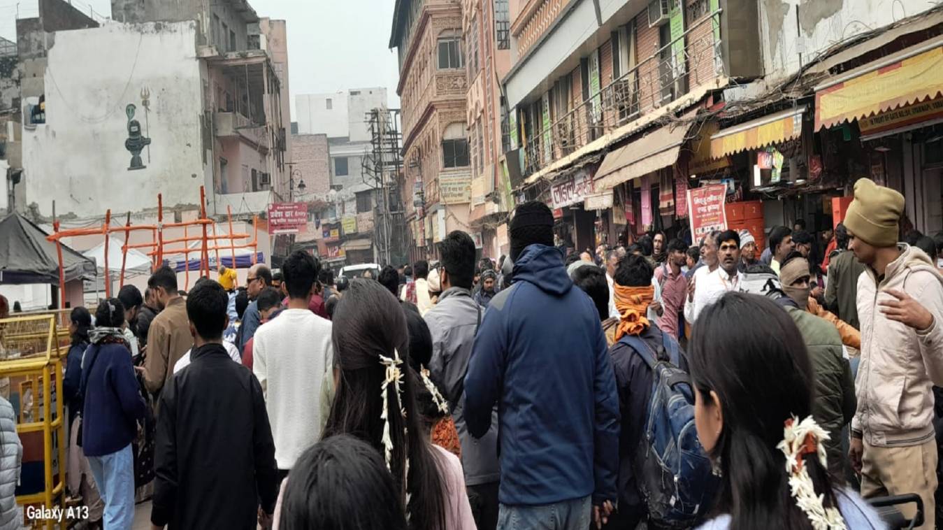 काशी में बेतहासा बढ़ती भीड़ से लोगों का घुट रहा दम 
