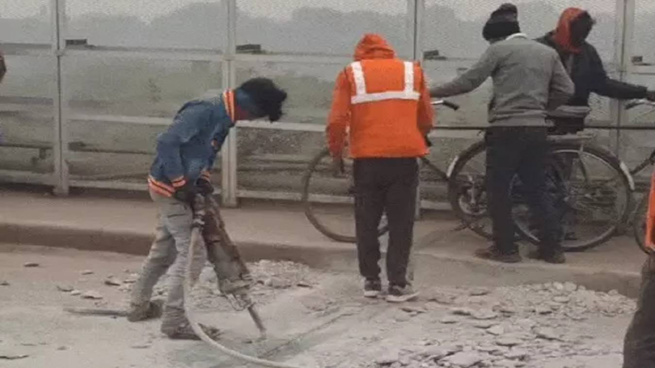 हाईटेंशन लाइन बनी बाधा, 137 साल पुराने मालवीय ब्रिज का काम फिर ठप