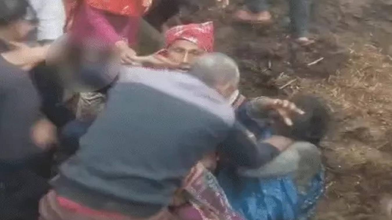 प्रयागराज: जमीन के विवाद में महिला व बेटियों को दबंगों ने पीटा, FIR दर्ज नहीं