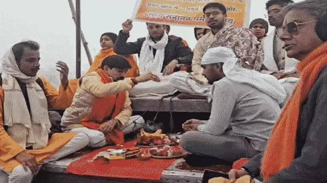 वाराणसी में इंजीनियर असद ख़ान ने सनातन धर्म में की घर वापसी, बने ‘अथर्व त्यागी’