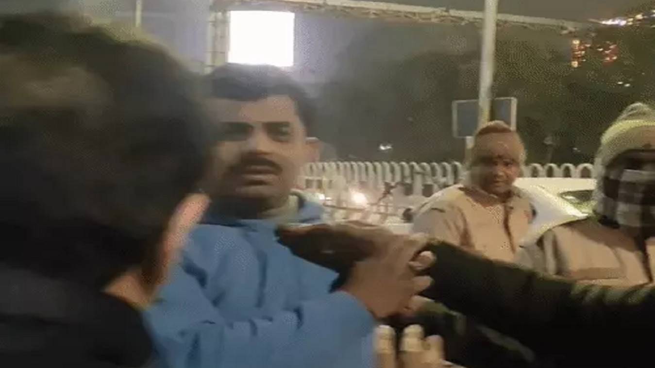 न्यू ईयर की पहली रात हजरतगंज पर दरोगा का बवाल, पुलिस ने लिया हिरासत में 