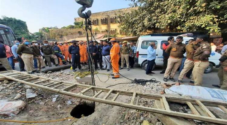 काम के दौरान मैनहोल में फंसा मजदूर,NDRF के 11 जवान रेस्क्यू में जुटे 