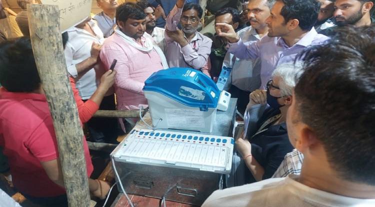 जानिए क्या है?- EVM बदलने का मामला...