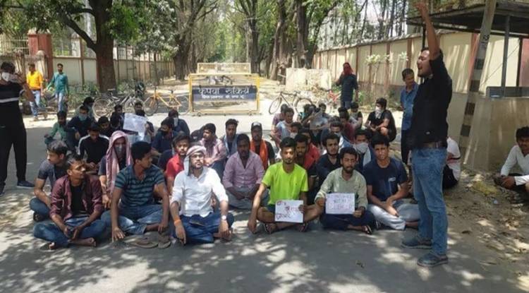 बीएचयू में एलबीएस हॉस्टल के छात्रों ने शुरू किया धरना-प्रर्दशन, प्रशासनिक संरक्षक को हटाने की मांग