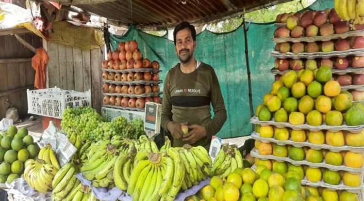 नवरात्र और रमजान से पहले महंगाई की मार, फुटकर फल-सब्जियों के दामों में दिखी अधिक तेजी