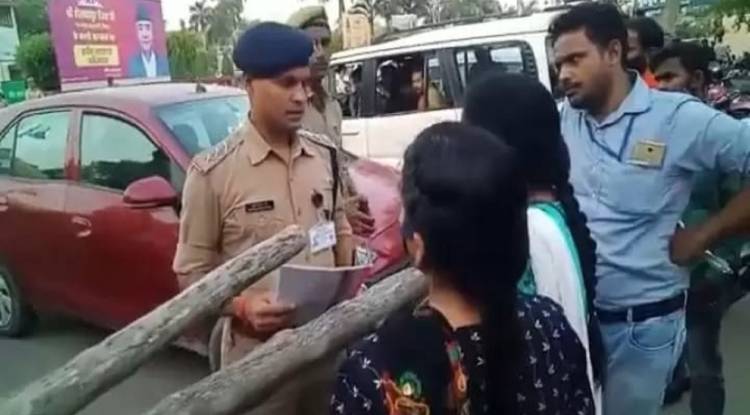 योगी से मिलने पहुंची महिला, पुलिस ने रोका