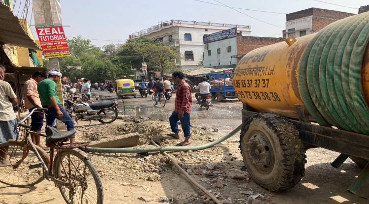 बाट किसकी जोहनी, नागरिकों ने खुद की सफाई की बोहनी