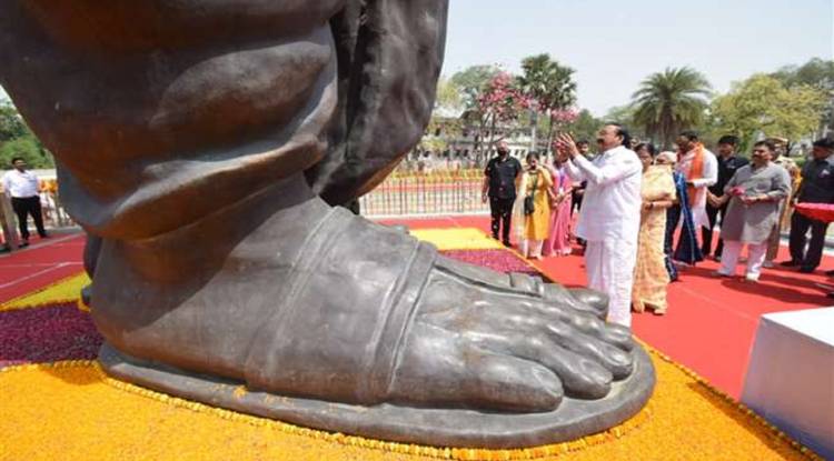 उपराष्ट्रपति वेंकैया नायडू ने बाबा विश्वनाथ दर्शन के बाद, पं. दीनदयाल उपाध्याय स्मृति पहुंचकर नवाया शीश