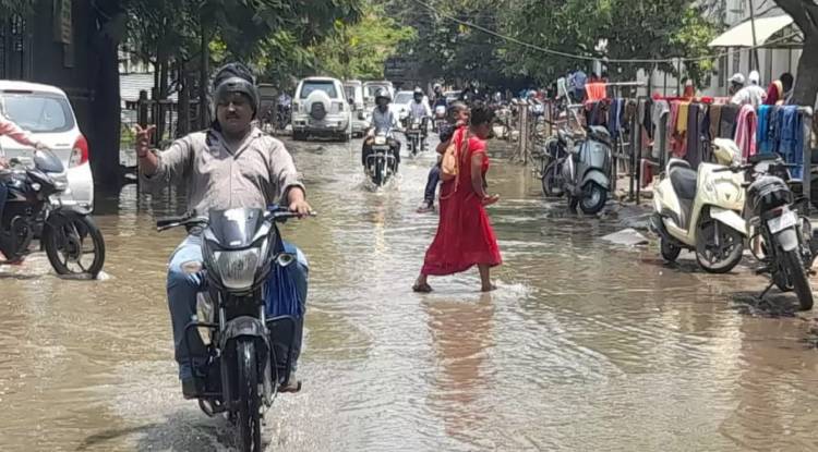 बढ़ी परेशानी, बीएचयू अस्पताल के मुख्य मार्ग पर भरा सीवर का पानी