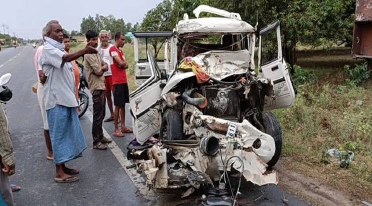  हाईवे पर बोलेरो ने ट्रेलर में मारी टक्कर, आठ बरातियों की मौत, दो ICU में भर्ती