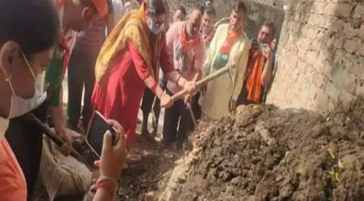 पीएम के संसदीय क्षेत्र में स्‍मृति ईरानी ने उठाया फावड़ा और गोबर के ढेर को किया साफ