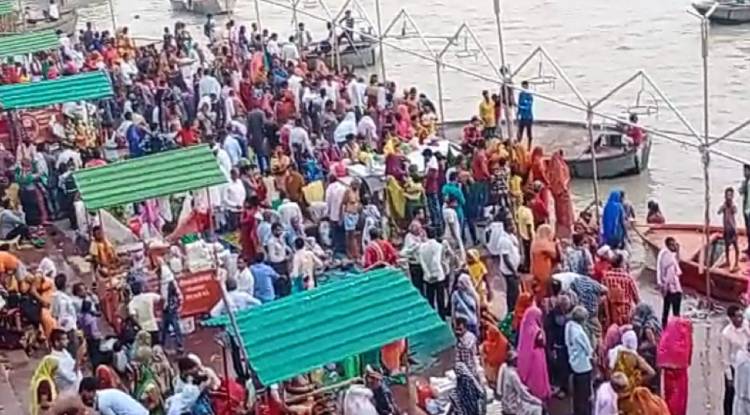 Ganga Dussehra 2022: गंगा दशहरा के मौके पर काशी में उमड़ा श्रद्धालुओं का रेला, आस्था की डुबकी के बाद मंदिरों में बढ़ी भीड़