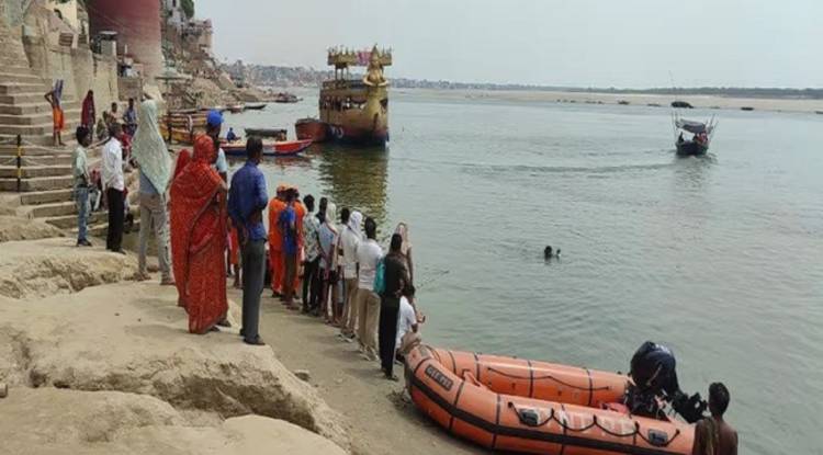 तुलसी घाट पर गंगा में स्नान के दौरान डूबा युवक, तलाश में जुटी NDRF की टीम