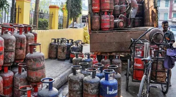 LPG Cylinder Price Hiked: रसोई गैस सिलेंडर की कीमतों में फिर बढ़ोतरी,अब 1115 रुपये में मिलेेगा