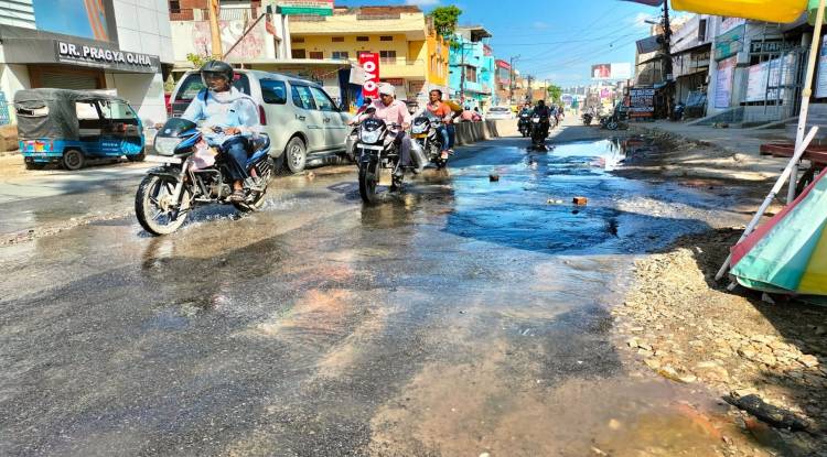 जलकल की मेहरबानी से सड़कों पर बह रहा पानी 