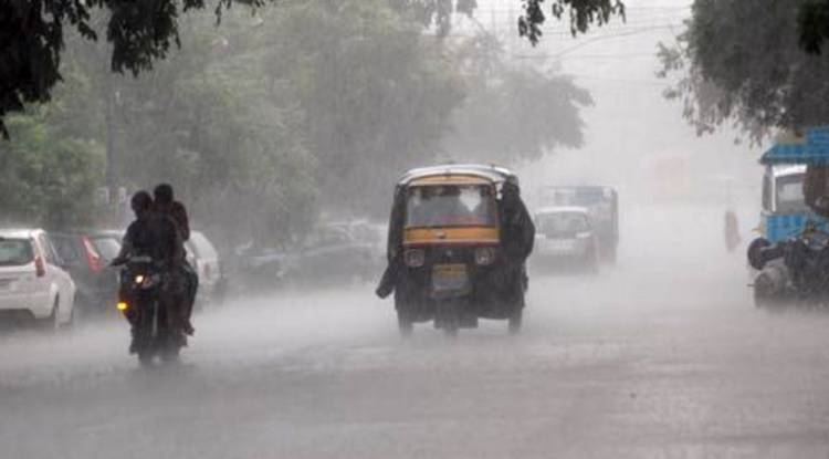 वाराणसी में बुधवार की बीती रात से लगातार हुई बारिश, तापमान में आई गिरावट, तपन से लोगों को मिली राहत 