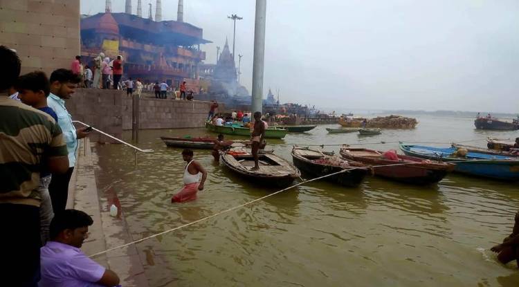 वाराणसी में तेजी से बढ़ रहा गंगा का जलस्तर, गंगा आरती और शवदाह स्‍थलों में होने लगा बदलाव