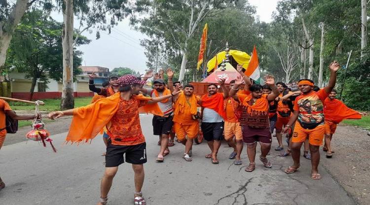  सीएम योगी आदित्यनाथ के निर्देश पर सावन में कांवड़ यात्रियों पर हेलीकॉप्टर से होगी पुष्प वर्षा