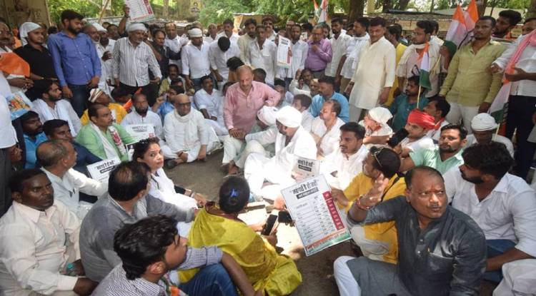 Congress Protest: वाराणसी में कांग्रेस पार्टी ने महंगाई-बेरोजगारी को लेकर दिया धरना