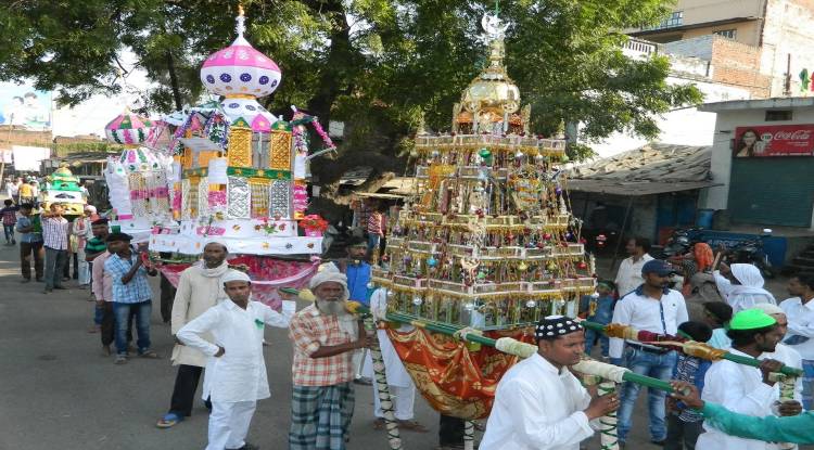 उठा अलम, दुल्दुल व ताबूत का जुलूस, दफ़न को चौक से उठे ताजिये 