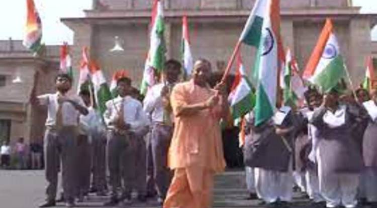 Har Ghar Tiranga: सीएम योगी ने राष्‍ट्रध्‍वज फहराकर हर घर तिरंगा आभियान का क‍िया शुभारंभ