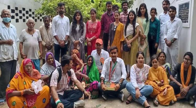 MGKVP: पत्रकारिता के छात्रों ने वृद्धजनों संग बिताया समय, बांटी फल व मिठाइयां