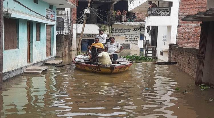 वाराणसी में हर घंटे 3 सेंटी मीटर बढ़ रहा गंगा का जलस्‍तर खतरा, गलियों में चलने लगी नाव