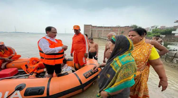 वाराणसी के बाढ़ प्रभावित इलाकों में अब डोर टू डोर मेडिकल दी जा रही है सुविधा 