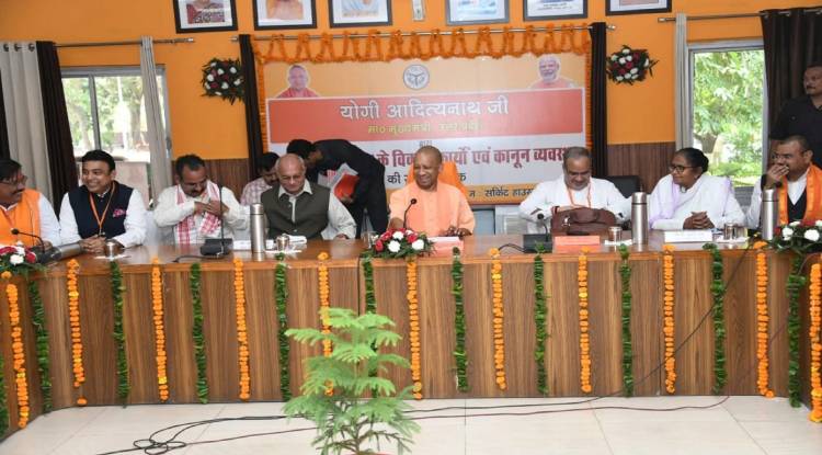 सीएम योगी ने जनप्रतिनिधियों और पदाधिकारियों के साथ की बैठक