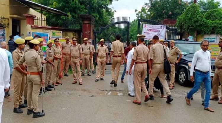 मुख्तार अंसारी की गैंगस्टर एक्ट में मऊ कोर्ट में पेशी, मीडिया से हंसकर कहा- बोलने पर है पाबंदी