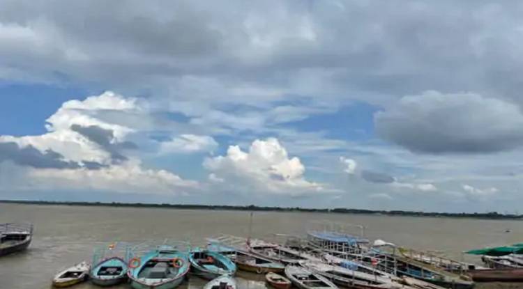  वाराणसी में तेज हवा संग जमकर बरसे बादल, मौसम हुआ खुशनुमा
